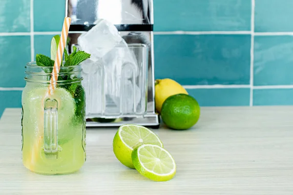 COCKTAIL OF FRESH FRUITS, FLAVOR MINT, LIME AND LEMON