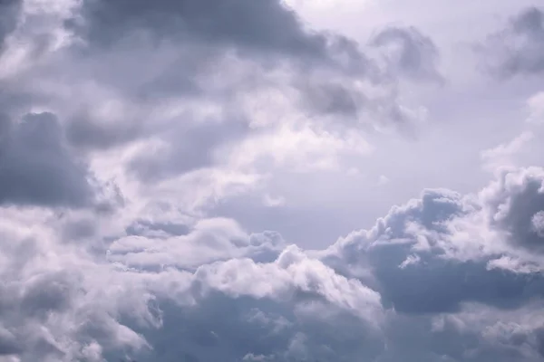 Gökyüzü beyaz ve gri bulutlarla dolu. Metin ve tasarım için arkaplan