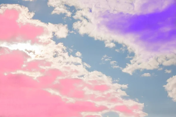 Pembe ve mor bulutlu mavi gökyüzü.