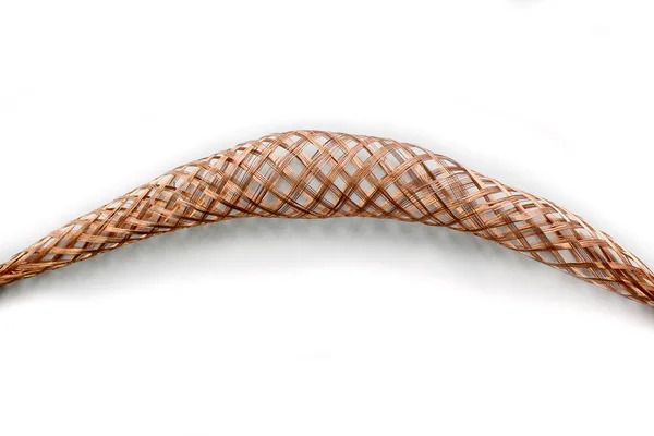 Bakır örgü tel kavisli bir kavisle bağlanmış. Beyaz arkaplanda izole et.