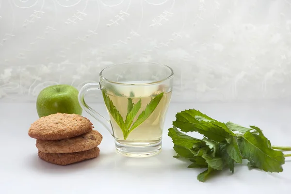 Naneli yeşil çay, yulaflı kurabiye ve yeşil elma. Sağlıklı kahvaltı..