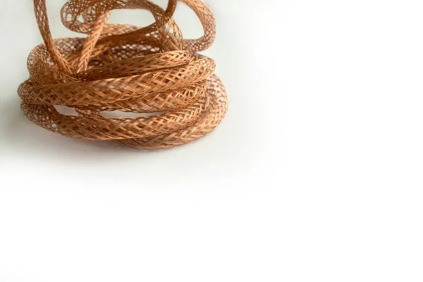 Bükülmüş bakır ağ teli. Beyaz arkaplanda izole et