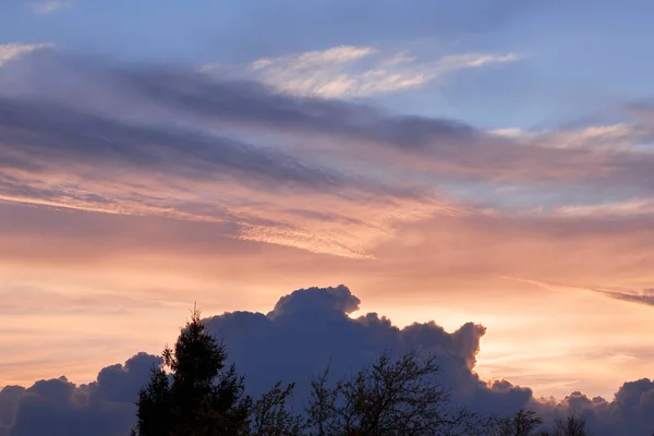 Çok renkli bulutlu gün batımı gökyüzü.