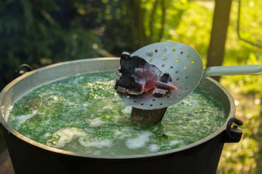 Balık çorbası yap. Süzgeç yangından kömür çıkarıyor..