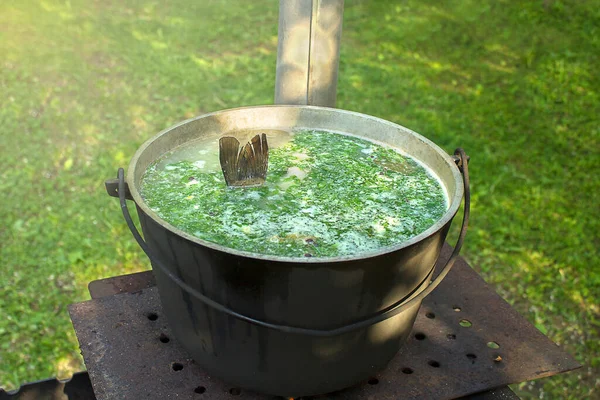 Izgarada balık çorbası pişirmek.