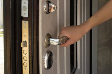 Ön kapıyı elle açtım..