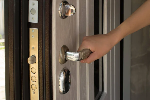 Ön kapıyı elle açtım..