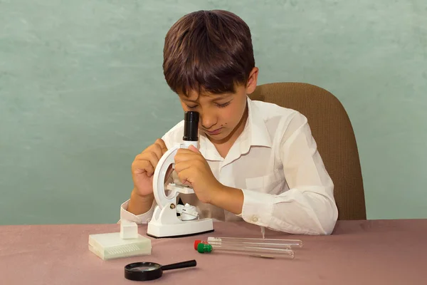 Αγόρι Κοιτάζει Μικροσκόπιο Ανοιχτό Πράσινο Φόντο — Φωτογραφία Αρχείου