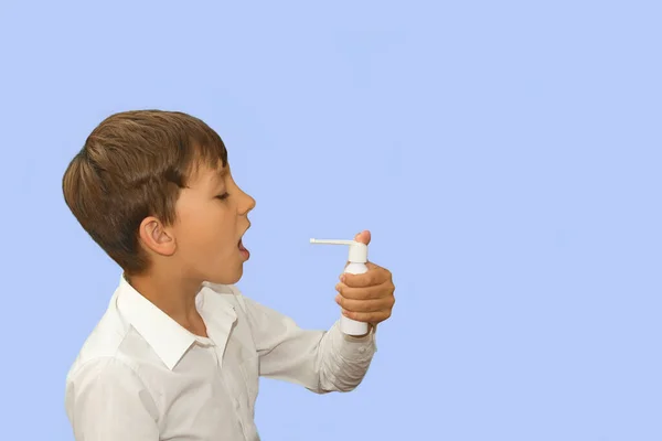 Kind Krijgt Medicatie Orale Spray Voor Keelpijn Blauwe Achtergrond — Stockfoto