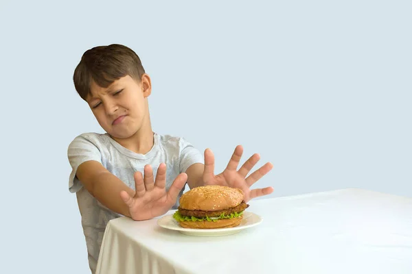 Kisfiú Kinyújtotta Kezét Tenyere Nyitva Visszautasítja Hamburgert — Stock Fotó