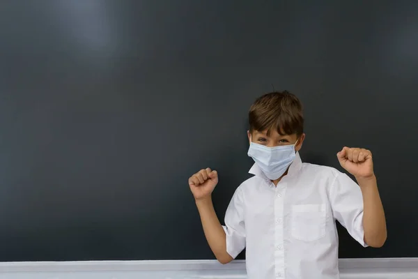 Niño Feliz Estudiante Con Máscara Médica Protectora Que Divierte Aula —  Fotos de Stock
