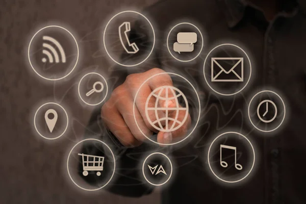 İş adamı internet bağlantı düğmesine tıklıyor. İletişim konsepti.