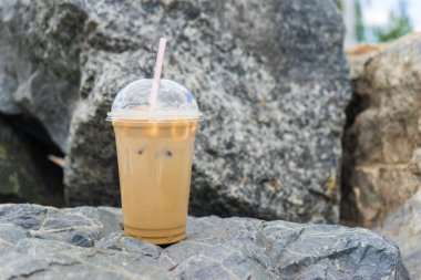 Granit arka planda buzlu kahve fincanı.