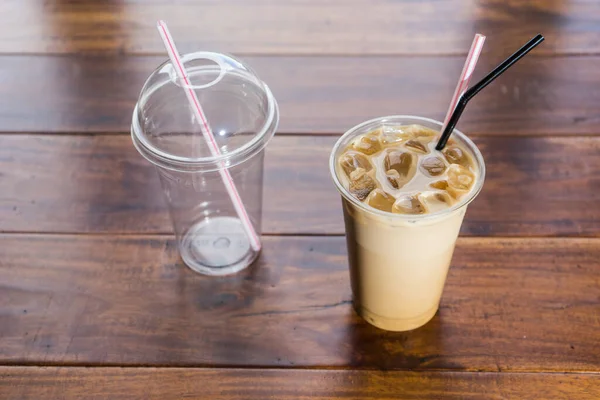 Eiskaffee Tasse Zum Mitnehmen Auf Dunklem Holz Sucupira Hintergrund — Stockfoto