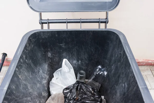 Śmieci Domowe Wewnątrz Otwartego Pojemnika Śmieci — Zdjęcie stockowe