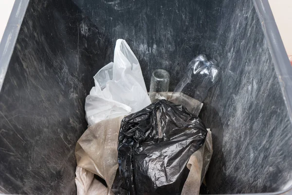 Śmieci Domowe Wewnątrz Otwartego Pojemnika Śmieci — Zdjęcie stockowe