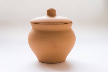 Kahverengi seramik kap beyaz arka planda