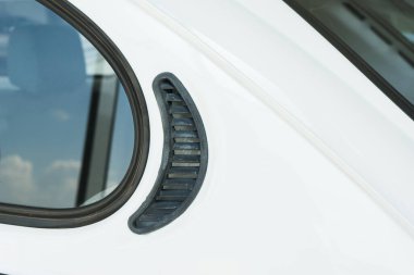 Eski arabanın yan tarafında. yan cam ve gövde sütunları