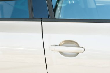 Bir galeride yeni bir arabanın yanında. Yan kapı ve kapı kolu