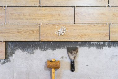 Seramik Döşemeler. Döşeme döşemesi hazırlığı.