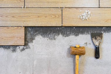 Seramik Döşemeler. Döşeme döşemesi hazırlığı.