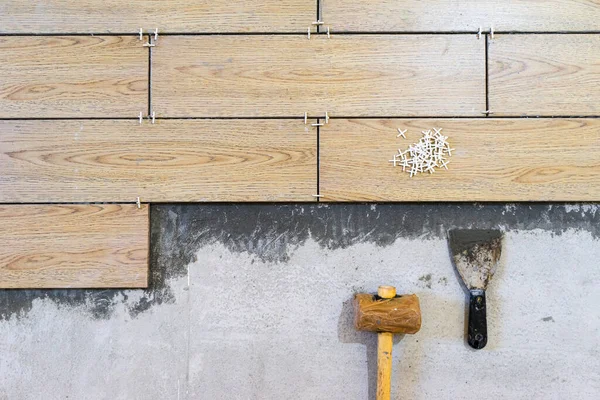 Seramik Döşemeler. Döşeme döşemesi hazırlığı.