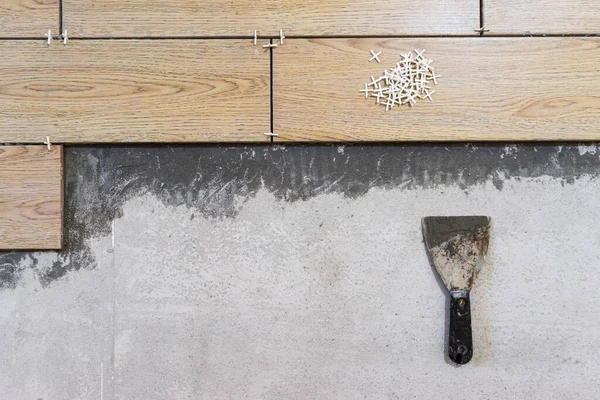 Seramik Döşemeler. Döşeme döşemesi hazırlığı.