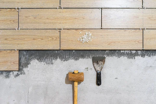 Seramik Döşemeler. Döşeme döşemesi hazırlığı.