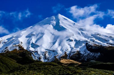 Kar manzaralı Taranaki Dağı, Egmont Ulusal Parkı, Taranaki, Yeni Zelanda