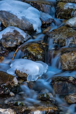 Buz ve kar O 'Shaunessy Falls' a yapışmış. Bow Valley Vahşi Yaşam Parkı. Alberta, Kanada