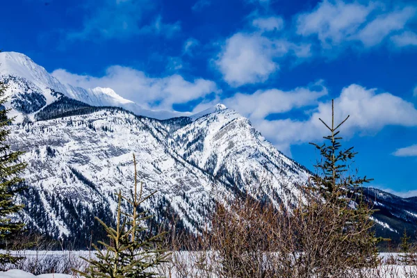 Снег Покрыл Скалистые Горы Огромные Облака Нижнего Озера Провинциальный Парк — стоковое фото