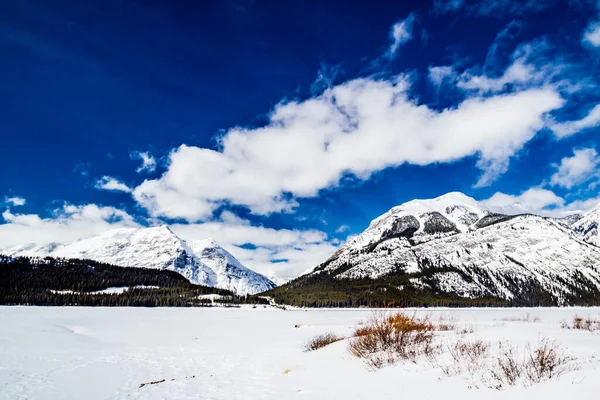 Sneeuw Bedekt Rockies Grote Wolken Formaties Van Lower Lake Provinciaal — Stockfoto