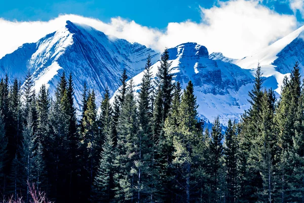 Salju Menutupi Rockies Dan Formasi Awan Besar Dari Lower Lake — Stok Foto