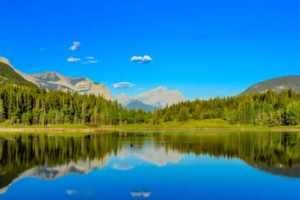 Zomertijd Bij Middle Lake Provinciaal Park Bow Valley Alberta Canada — Stockfoto