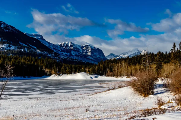 加拿大艾伯塔省博山谷州立公园冰盖中湖的霍顿山脉 — 图库照片