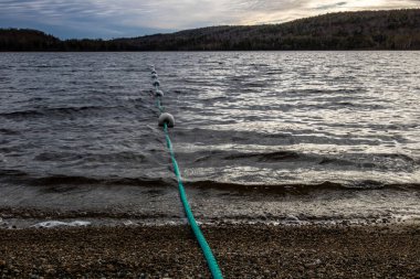 Gölün üzerinde güneş batıyor. Barachois Pond İl Parkı, Newfoundland, Kanada