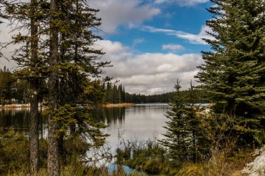 Erken kar geç saatte göle düşer. Cyprus Hills İl Parkı, Saskatchewan, Kanada
