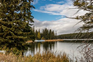 Erken kar geç saatte göle düşer. Cyprus Hills İl Parkı, Saskatchewan, Kanada