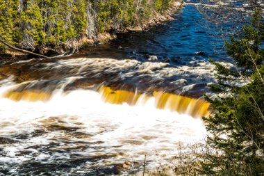 Big Falls nehrin tüm genişliğinde kükrer. Sör Richard Squires İl Parkı, Newfoundland, Kanada