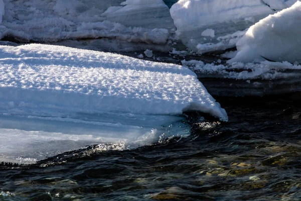 Вода Начинает Проникать Через Реку Конце Зимы Провинциальная Зона Отдыха — стоковое фото