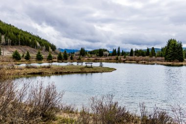 Elk Gölü 'nün durgun suları. Elk Creek Balık Havuzu İl Rekreasyon Bölgesi, Alberta, Kanada
