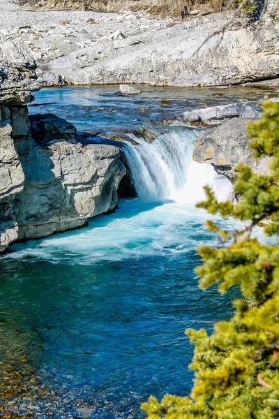 Agua Que Fluye Rápidamente Corre Sobre Las Cataratas Verano Elbow — Foto de Stock