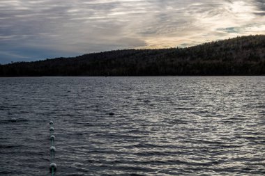 Gölün üzerinde güneş batıyor. Barachois Pond İl Parkı, Newfoundland, Kanada