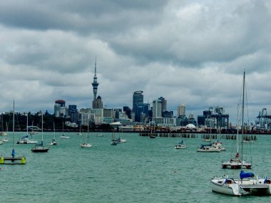 Murawai Sahili, Auckland, Yeni Zelanda 'da kayalıklarda balık tutan insanlar.