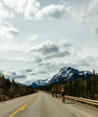 Rocky Dağları 'nın gölgesinde bisiklet sürmek. Alberta, Kanada