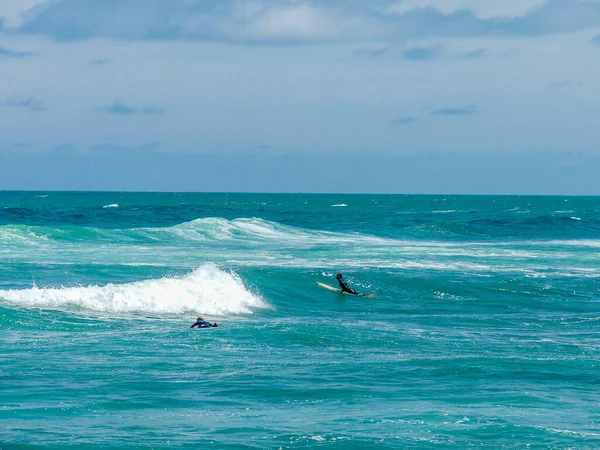 Surfeurs Frappant Les Vagues Piha Beach Auckland Nouvelle Zélande — Photo