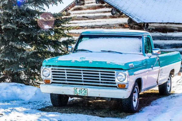 Eski arabalar ve kamyonlar boş boş bir arazide otururlar. Millarville, Alberta, Kanada