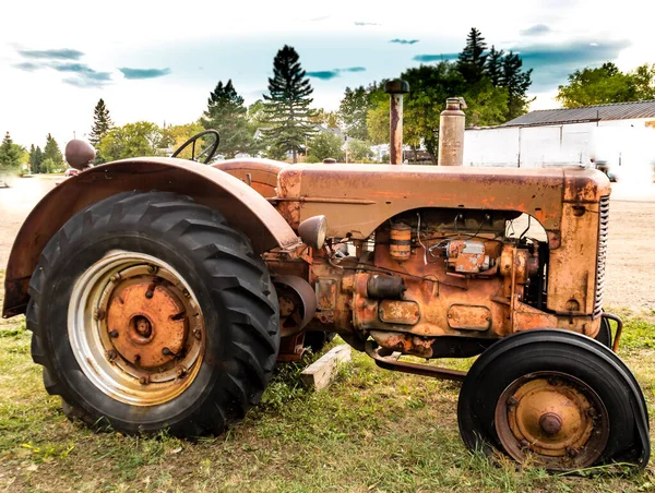 Diverse Historische Landbouwwerktuigen Tentoongesteld Big Valley Alberta Canada — Stockfoto