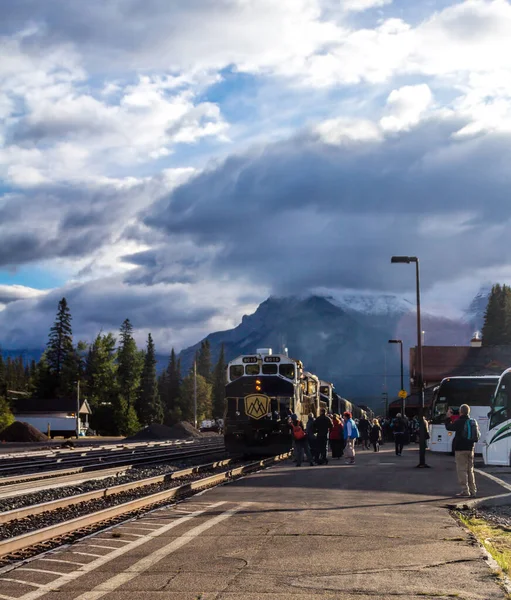 Rocky Mountaner Espera Recoger Pasajeros Banff National Park Alberta Canadá — Foto de Stock