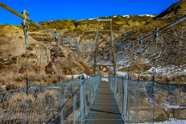 Baharın başında asma köprü. Drumheller Alberta, Kanada.